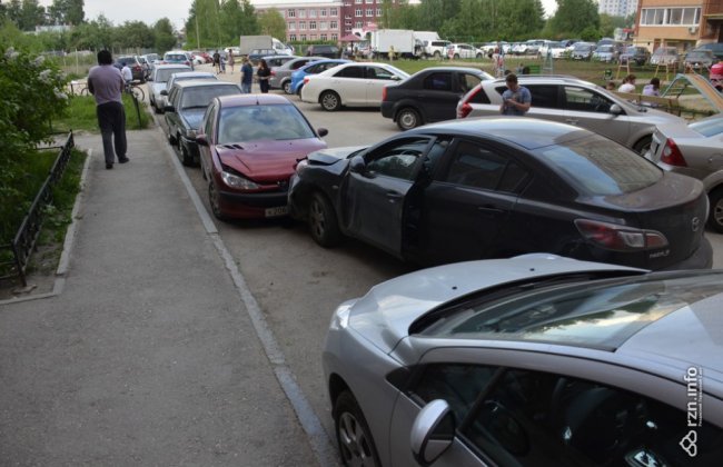 В Рязани пьяная женщина устроила погром во дворе, разбив 6 машин