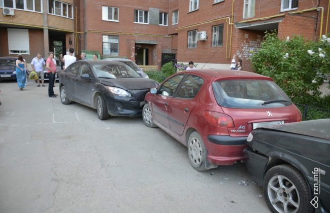 В Рязани пьяная женщина устроила погром во дворе, разбив 6 машин