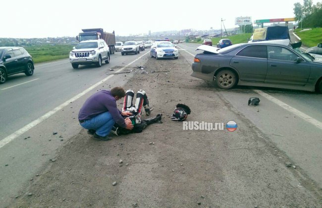 В Красноярске мотоцикл столкнулся с «Тойотой»