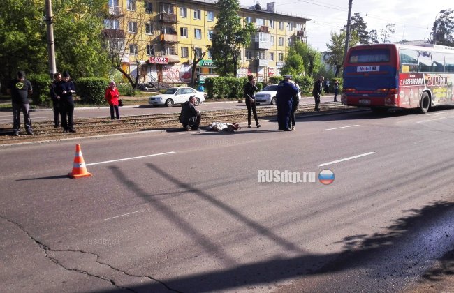 В Ангарске под колесами автобуса погибла восьмиклассница. Видео