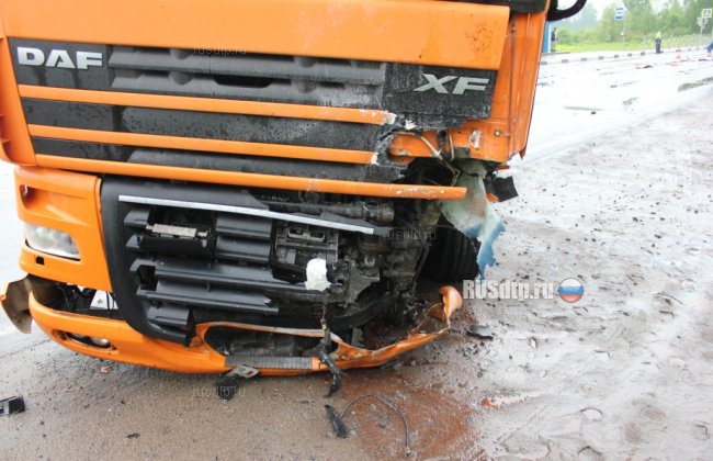 Три человека погибли при столкновении грузовика и легковушки в Пскове