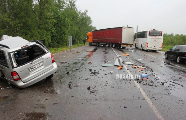 Три человека погибли при столкновении грузовика и легковушки в Пскове
