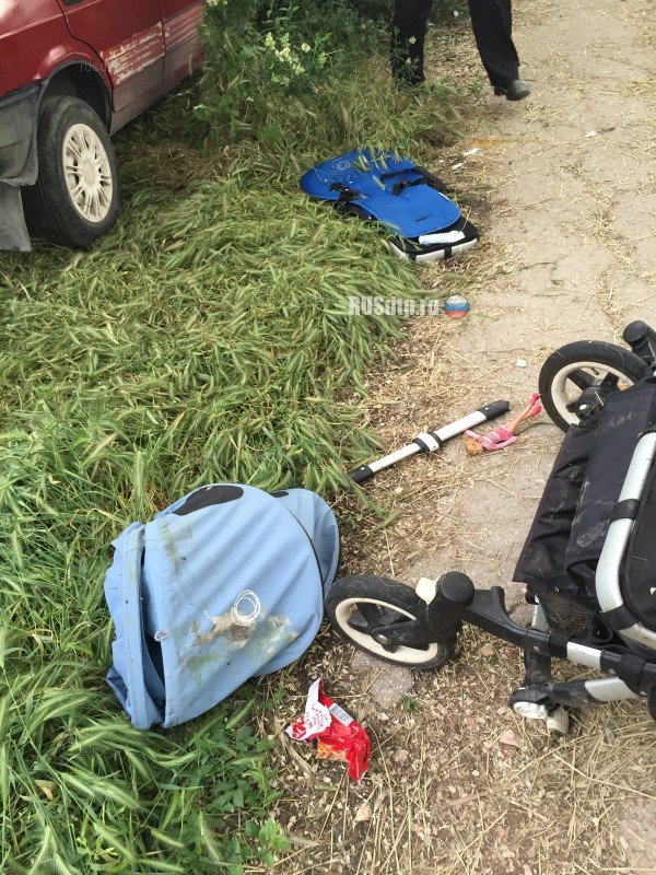 В Севастополе пьяный водитель сбил коляску с близнецами