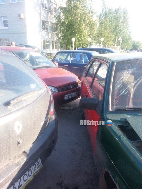 В Новгороде водитель грузовика устроил массовое ДТП с участием 10 автомобилей