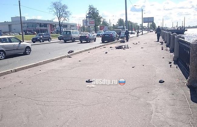На Октябрьской набережной в Петербурге в ДТП погиб 28-летний байкер