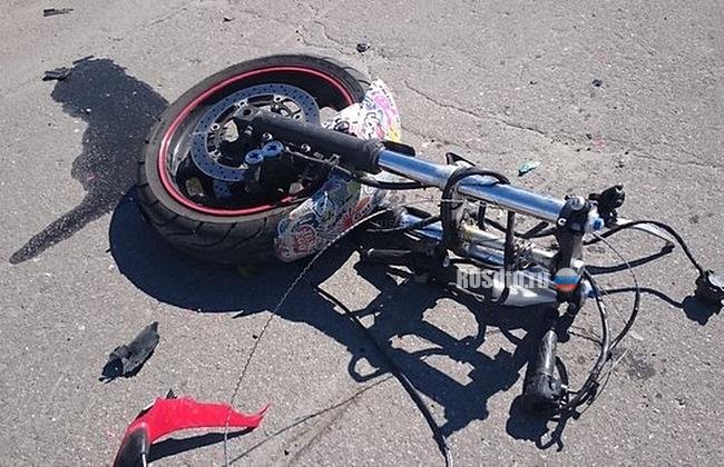 На Октябрьской набережной в Петербурге в ДТП погиб 28-летний байкер