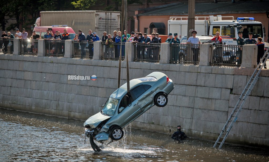 Машины падают в воду. В результате ДТП автомобиль упал в воду что делать.