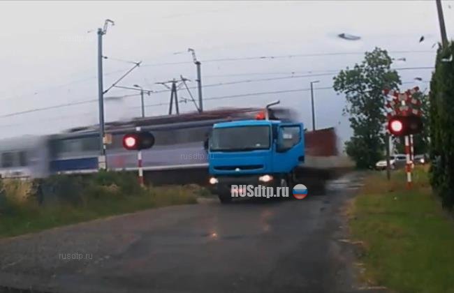 В Польше поезд снес грузовик, заглохший на железнодорожном переезде