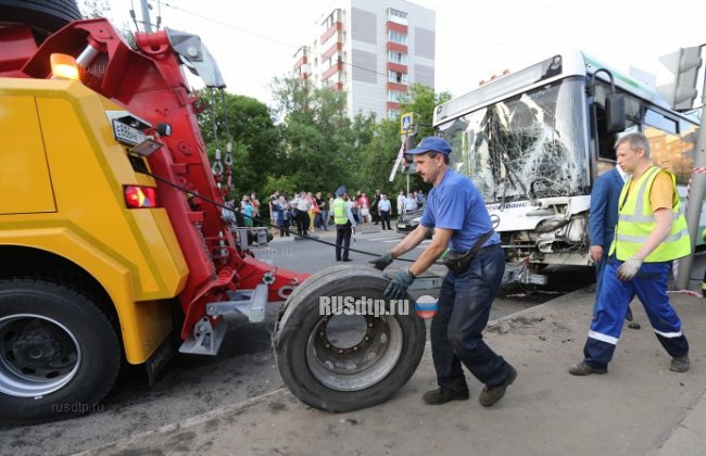 В Москве автобус наехал на остановку с людьми. Погиб ребенок
