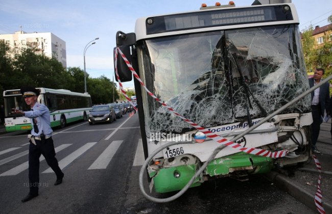 Видео наезда автобуса на трамвайную остановку в Москве
