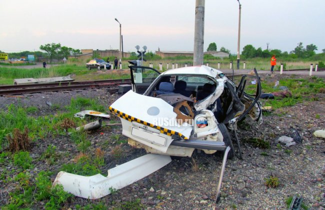 Три человека погибли при столкновении такси с поездом в Приморье