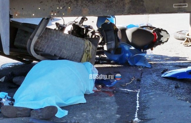 В Петербурге на Софийской улице в ДТП погиб байкер