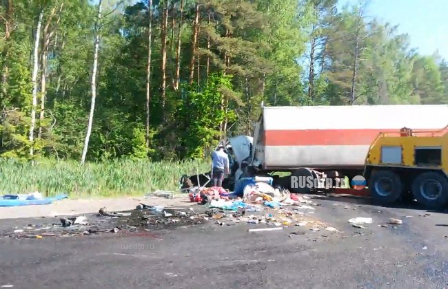 В жутком ДТП в Смоленской области погибли 6 человек