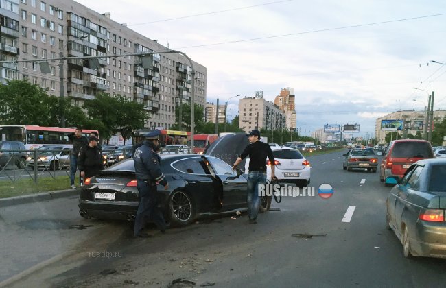 В Петербурге потерпел крушение «Porsche Panamera»