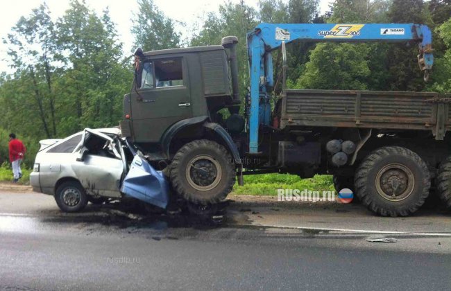 ВАЗ-2112 и КАМАЗ столкнулись на Льяловском шоссе