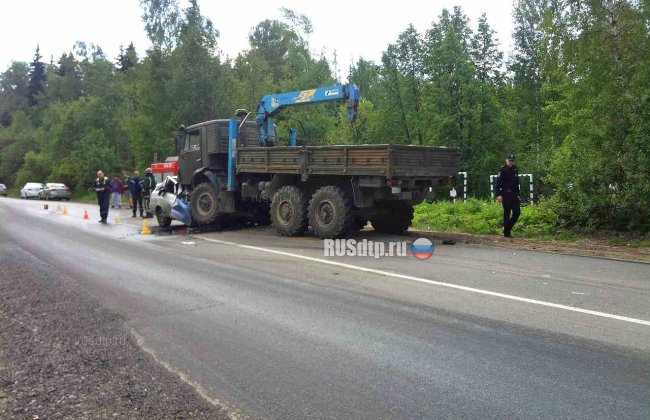 ВАЗ-2112 и КАМАЗ столкнулись на Льяловском шоссе