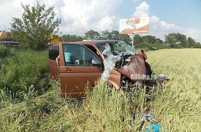 В Краснодарском крае лоб в лоб столкнулись мотоцикл и Фольксваген Мультивен