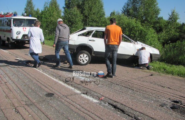 Молодая компания перевернулась на автомобиле в Ярославской области