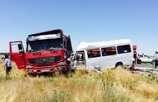 В Казахстане в крупном ДТП погибли 8 человек