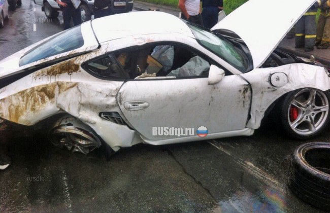 В Новосибирске в ДТП попал спорткар Porsche Cayman S