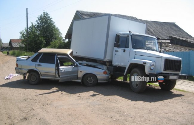 Водитель ВАЗа погиб при столкновении со стоящим грузовиком на Вологодчине