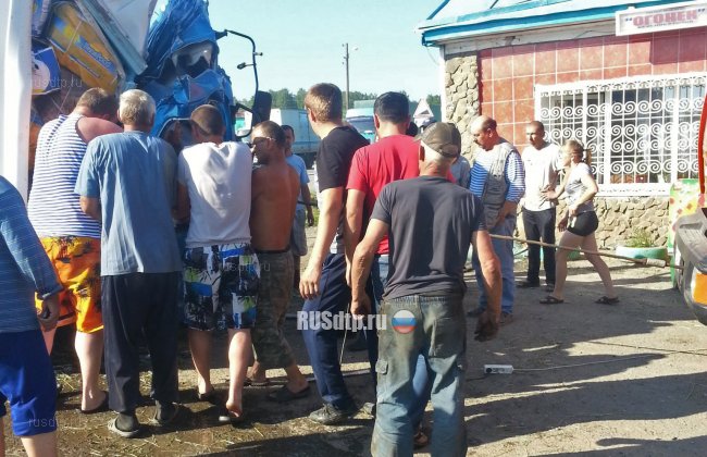 Грузовик врезался в здание магазина в Кемеровской области