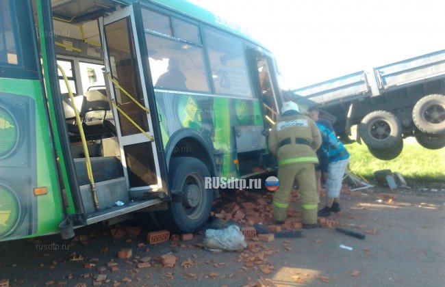 В Омской области в ДТП с автобусом погибли 15 человек