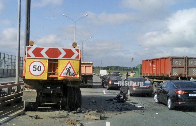 Водитель «Форда» погиб при столкновении с грузовиком дорожных служб на КАД
