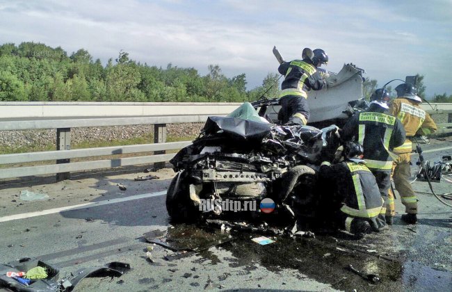 Водитель «Форда» погиб при столкновении с грузовиком дорожных служб на КАД