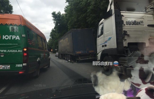 В Санкт-Петербурге Мерседес врезался в грузовик