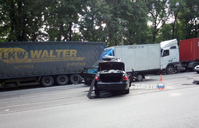 В Санкт-Петербурге Мерседес врезался в грузовик