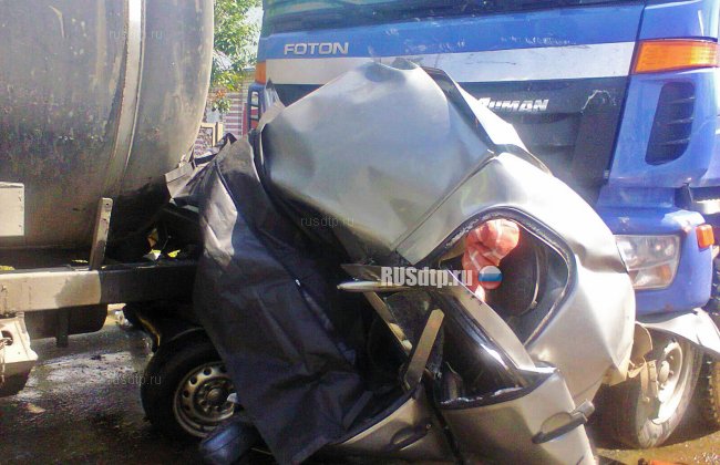 В Нижегородской области два грузовика смяли автомобиль «Шевроле Нива»