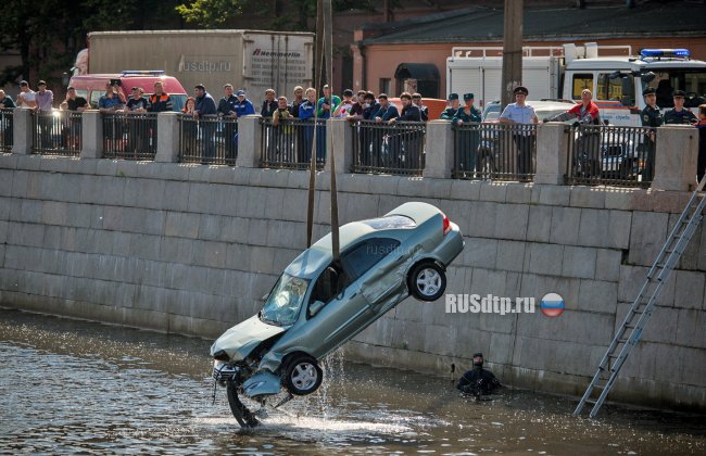 Автомобиль упал в Обводный канал в результате ДТП в Петербурге