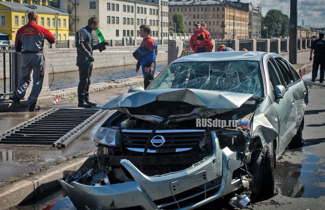 Автомобиль упал в Обводный канал в результате ДТП в Петербурге
