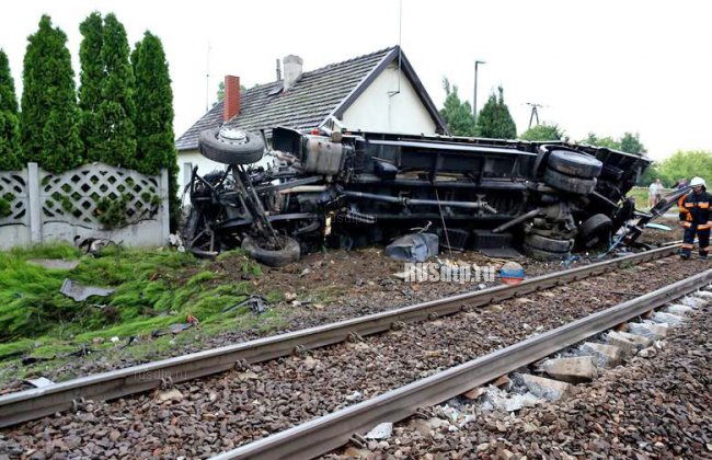 В Польше поезд снес грузовик, заглохший на железнодорожном переезде