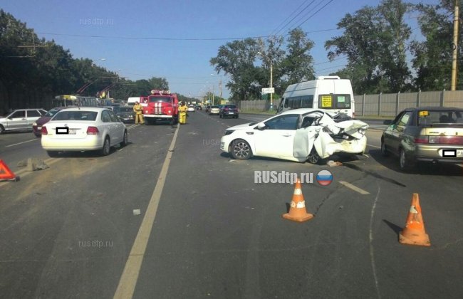 Лихач на Hyundai столкнулся с тремя авто в Ульяновске