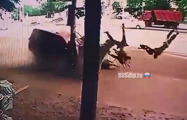 В Москве "Лексус" сбил двоих пешеходов на тротуаре
