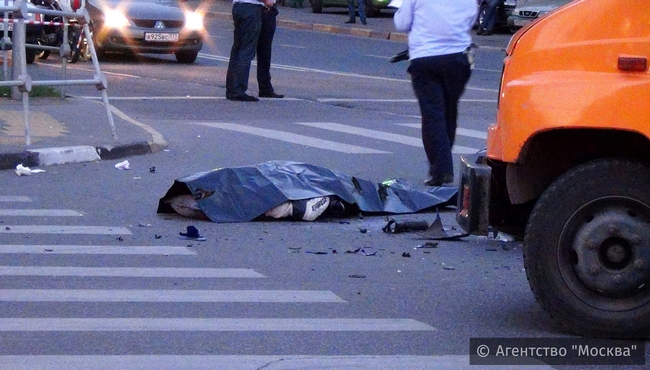 Байкер погиб при столкновении с эвакуатором в Москве