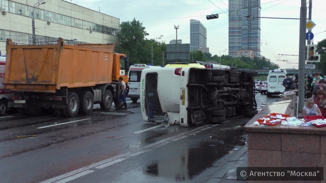 Маршрутка и грузовик столкнулись на проспекте Мира в Москве