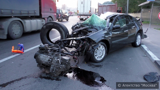 В Московской области Рено Меган влетел в грузовик, водитель рассек руку