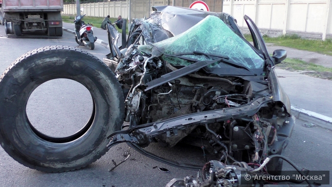 В Московской области Рено Меган влетел в грузовик, водитель рассек руку