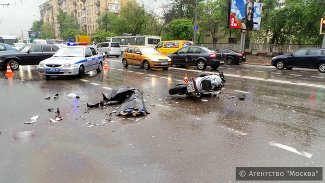 В Москве разбился мотоциклист