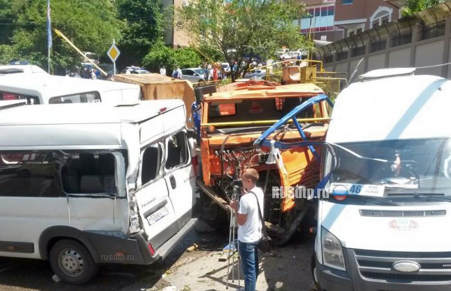 В Сочи неуправляемый КАМАЗ врезался в стоянку маршрутных такси. Двое погибли