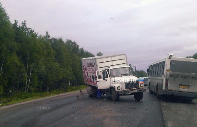 Водитель чудом остался жив при столкновении «десятки» с грузовиком в Архангельской области