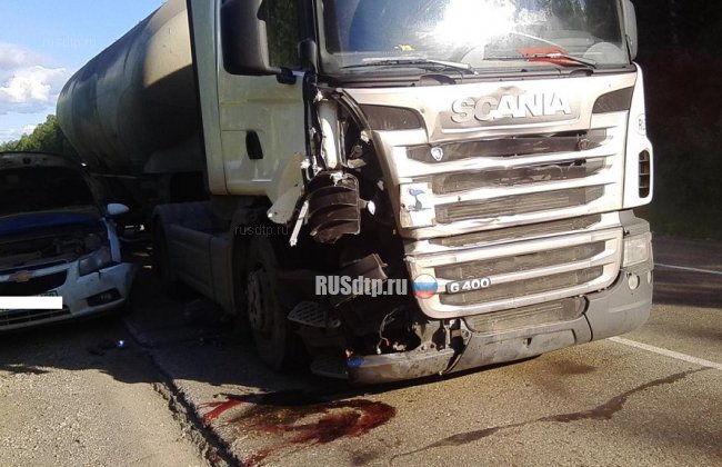 Два человека погибли под колесами фуры в Пермском крае
