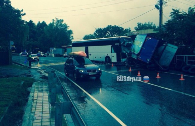 В Лазаревском районе Сочи попал в аварию пассажирский автобус