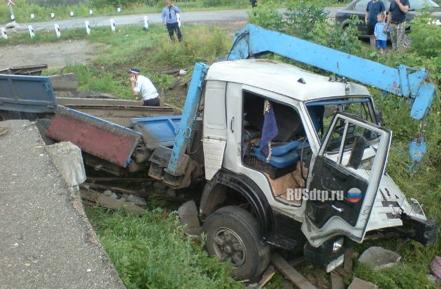 В Рязанской области столкнулись грузовик и поезд