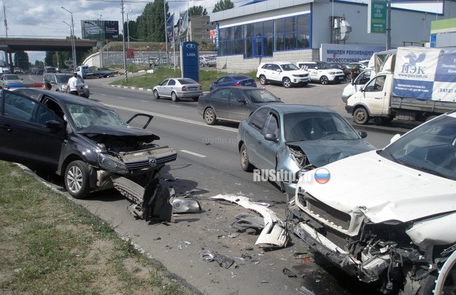В Саратове внедорожник VOLVO выехал на встречную и протаранил два автомобиля