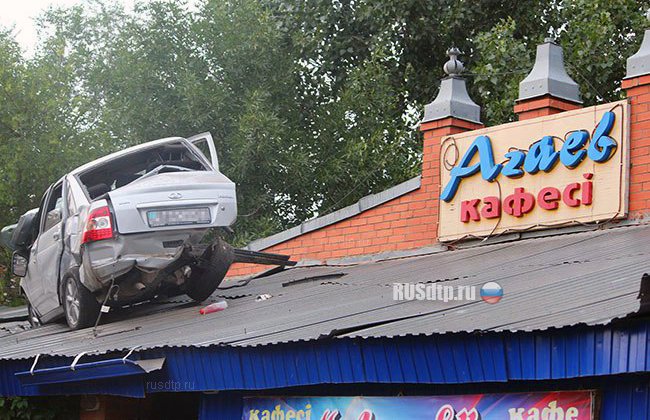 В Уральске «Лада Приора» залетела на крышу кафе