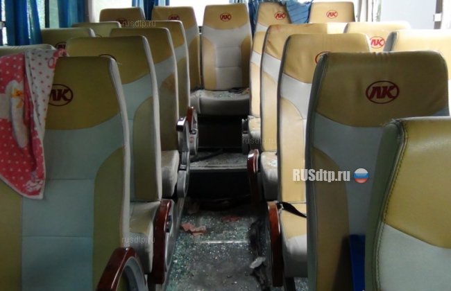 На трассе Челябинск-Троицк заглохшая фура врезалась в автобус